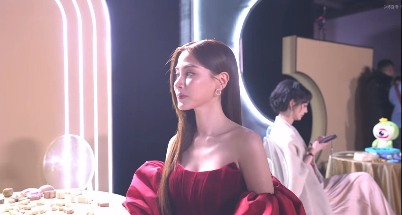 Góc nghiêng thần thánh của nữ diễn viên, từ khóa "Baifern đẹp quá" từng lọt hạng 3 trên bảng Hot Search mục Giải trí của Weibo khi cô vừa xuất hiện. Góc nghiêng thần thánh của nữ diễn viên, từ khóa "Baifern đẹp quá" từng lọt hạng 3 trên bảng Hot Search mục Giải trí của Weibo khi cô vừa xuất hiện.