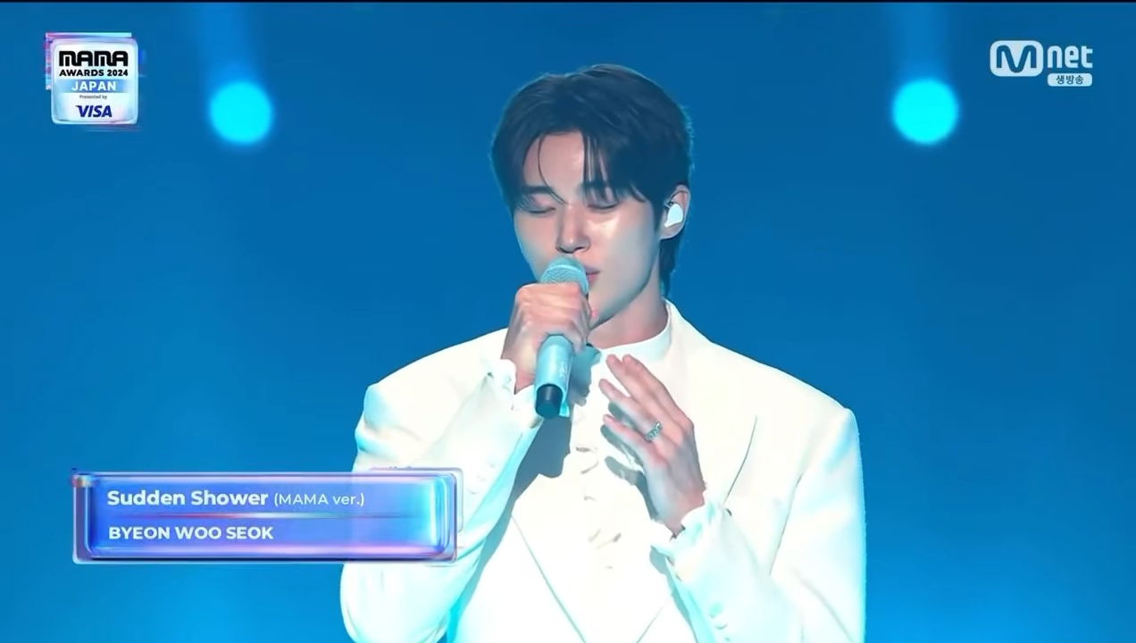 Hình ảnh tương đồng giữa Byeon Woo Seok tại sân khấu MAMA 2024 và trong Lovely Runner.