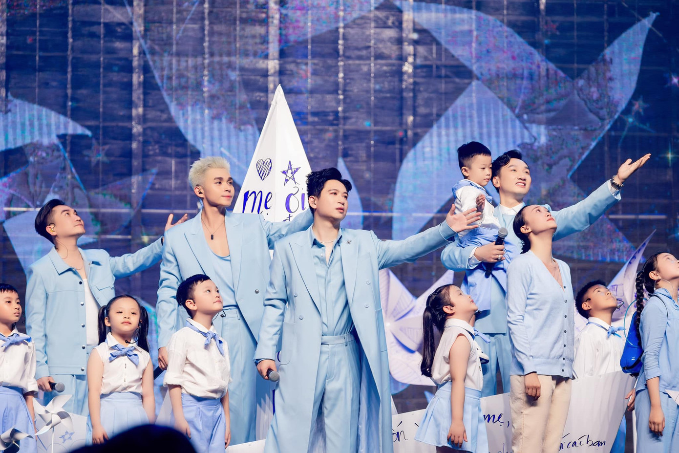 Đặc biệt, gần cuối phần trình diễn còn có sự xuất hiện của Lê Trí Kha, nhân vật từng trải qua cuộc phẫu thuật tim do Quỹ Nhịp Tim Việt Nam hỗ trợ. Đặc biệt, gần cuối phần trình diễn còn có sự xuất hiện của Lê Trí Kha, nhân vật từng trải qua cuộc phẫu thuật tim do Quỹ Nhịp Tim Việt Nam hỗ trợ.