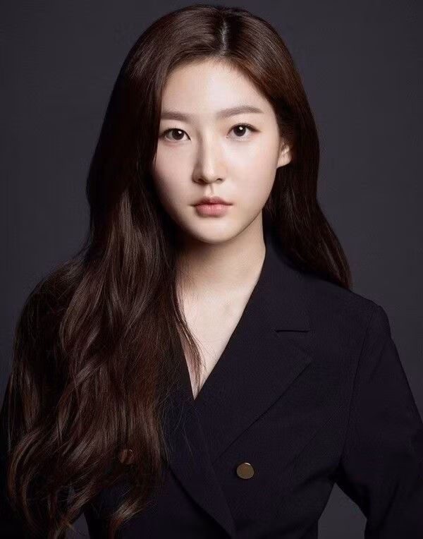 Gia đình Kim Sae Ron vấp phải làn sóng chỉ trích khi nhiều người cho rằng họ không thực sự đau buồn trước sự ra đi của cô mà chỉ tập trung vào lợi ích cá nhân. Bởi tư liệu riêng của Sae Ron bị công khai khiến cô gặp không ít bình luận ác ý dù đã qua đời.