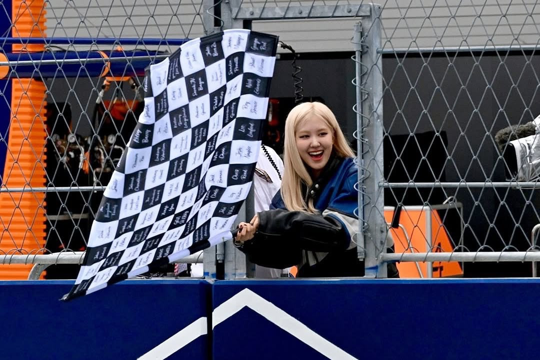 Rosé góp mặt tại đường đua F1 Miami không chỉ nhờ sức hút cá nhân mà còn vì cô sẽ thể hiện một ca khúc trong album nhạc phim điện ảnh F1 (dự kiến phát hành ngày 27/6).