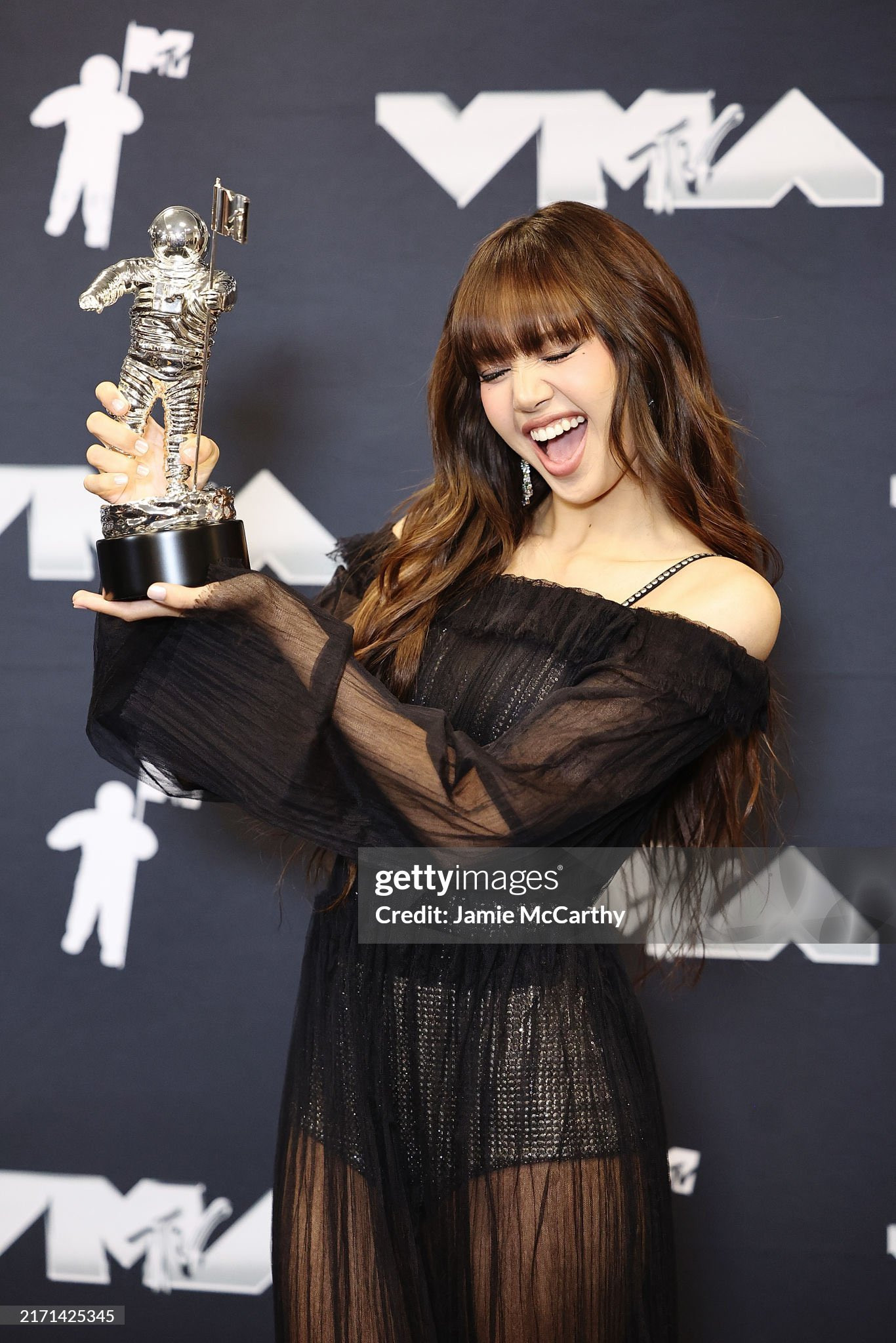Lisa rạng rỡ check-in cùng chiếc cup Best K-Pop thứ 2 của mình. - Nguồn ảnh: gettyimages. Lisa rạng rỡ check-in cùng chiếc cup Best K-Pop thứ 2 của mình. - Nguồn ảnh: gettyimages.