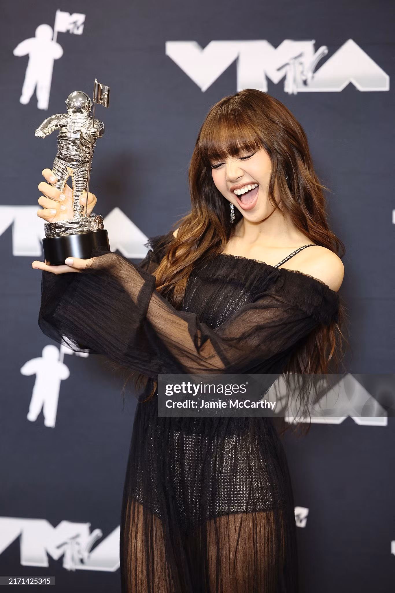 Lisa rạng rỡ check-in cùng chiếc cup Best K-Pop thứ 2 của mình. - Nguồn ảnh: gettyimages.
