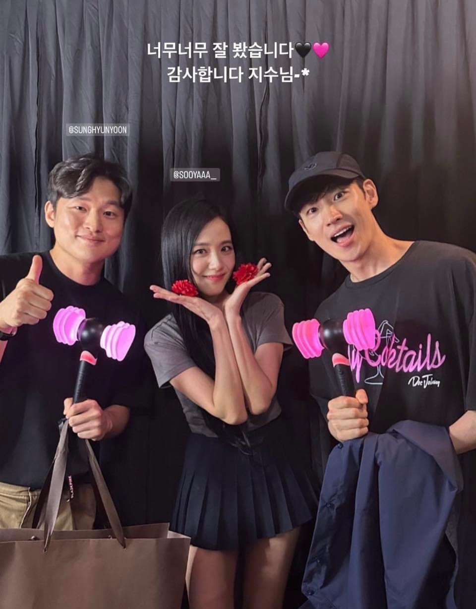 Đạo diễn Yoon Sung Hyun và diễn viên Lee Je Hoon chụp ảnh cùng Jisoo tại hậu đài concert của BLACKPINK tại Seoul.