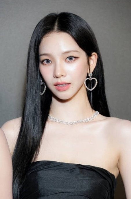 Karina diện bộ váy đơn giản kết hợp với đôi bông tai từ Chopard với giá gần 1 tỷ đồng. Karina diện bộ váy đơn giản kết hợp với đôi bông tai từ Chopard với giá gần 1 tỷ đồng.