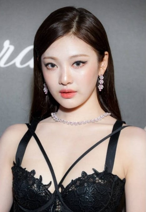 Em út NingNing lựa chọn thiết kế phá cách trong bộ sưu tập Ready to wear Spring Summer 2023 của nhà mốt Versace. Em út NingNing lựa chọn thiết kế phá cách trong bộ sưu tập Ready to wear Spring Summer 2023 của nhà mốt Versace.