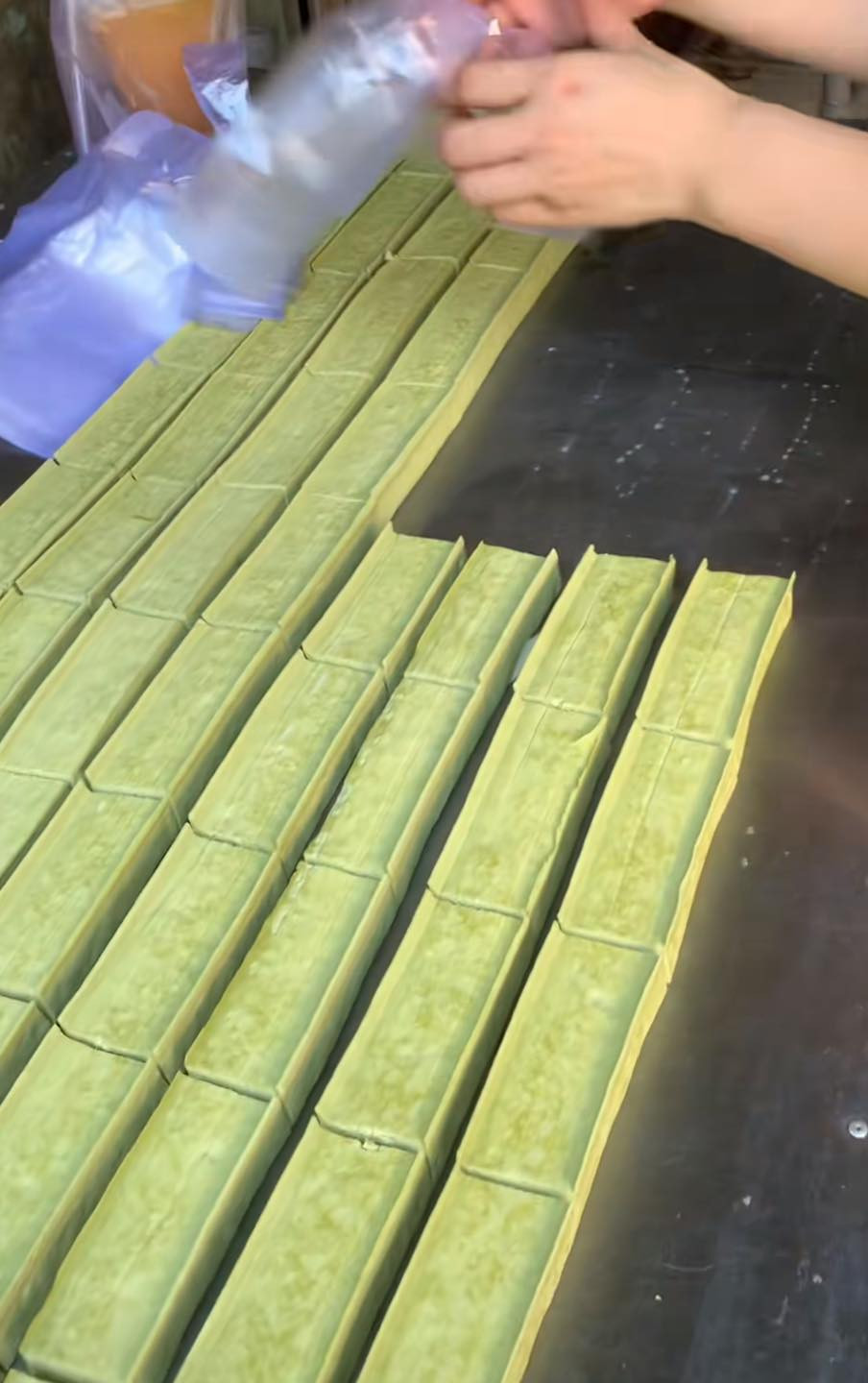 Những bìa đậu phụ xanh mướt xếp hàng khiến cộng đồng mạng "thèm online" nhờ vẻ ngoài ngon mắt. - Ảnh: Beatvn Những bìa đậu phụ xanh mướt xếp hàng khiến cộng đồng mạng "thèm online" nhờ vẻ ngoài ngon mắt. - Ảnh: Beatvn