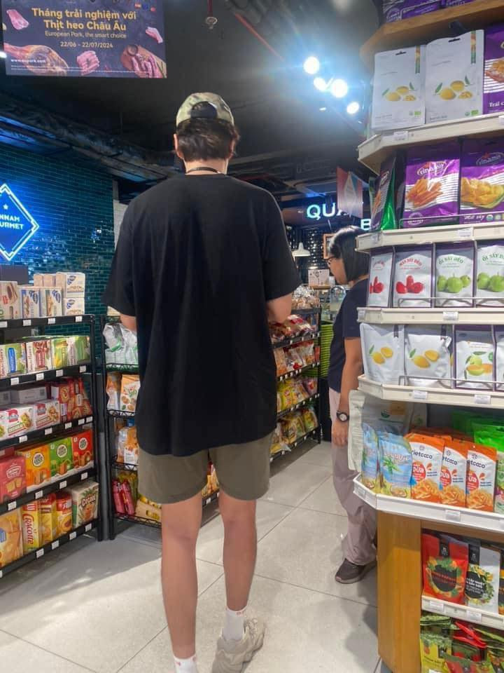 Lee Kwang Soo thoải mái đi dạo trong trung tâm thương mại với outfit đơn giản gồm áo phông đen và quần đùi xanh rêu đậm. Dù chụp vội nhưng chiều cao vượt trội của anh vẫn khiến dân tình không khỏi cảm thán.