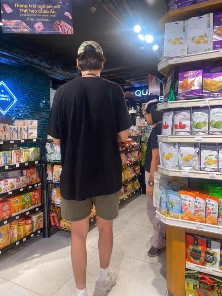 Lee Kwang Soo thoải mái đi dạo trong trung tâm thương mại với outfit đơn giản gồm áo phông đen và quần đùi xanh rêu đậm. Dù chụp vội nhưng chiều cao vượt trội của anh vẫn khiến dân tình không khỏi cảm thán.