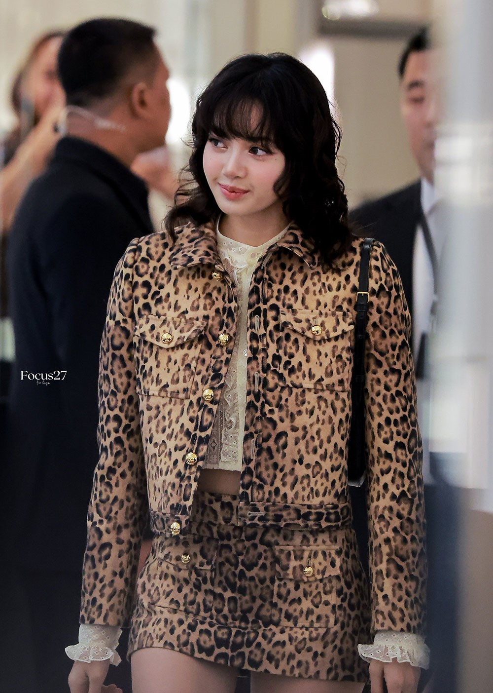 Nhiều người tỏ ra tiếc nuối vì Lisa là Đại sứ nổi bật của Celine, toát lên tinh thần của thương hiệu xa xỉ nước Pháp.