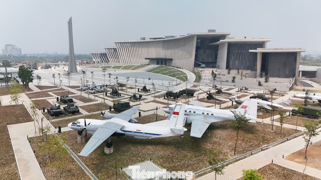 Hình ảnh về khu vực trưng bày bên ngoài tòa nhà. (Ảnh: Báo Tiền Phong) Hình ảnh về khu vực trưng bày bên ngoài tòa nhà. (Ảnh: Báo Tiền Phong)