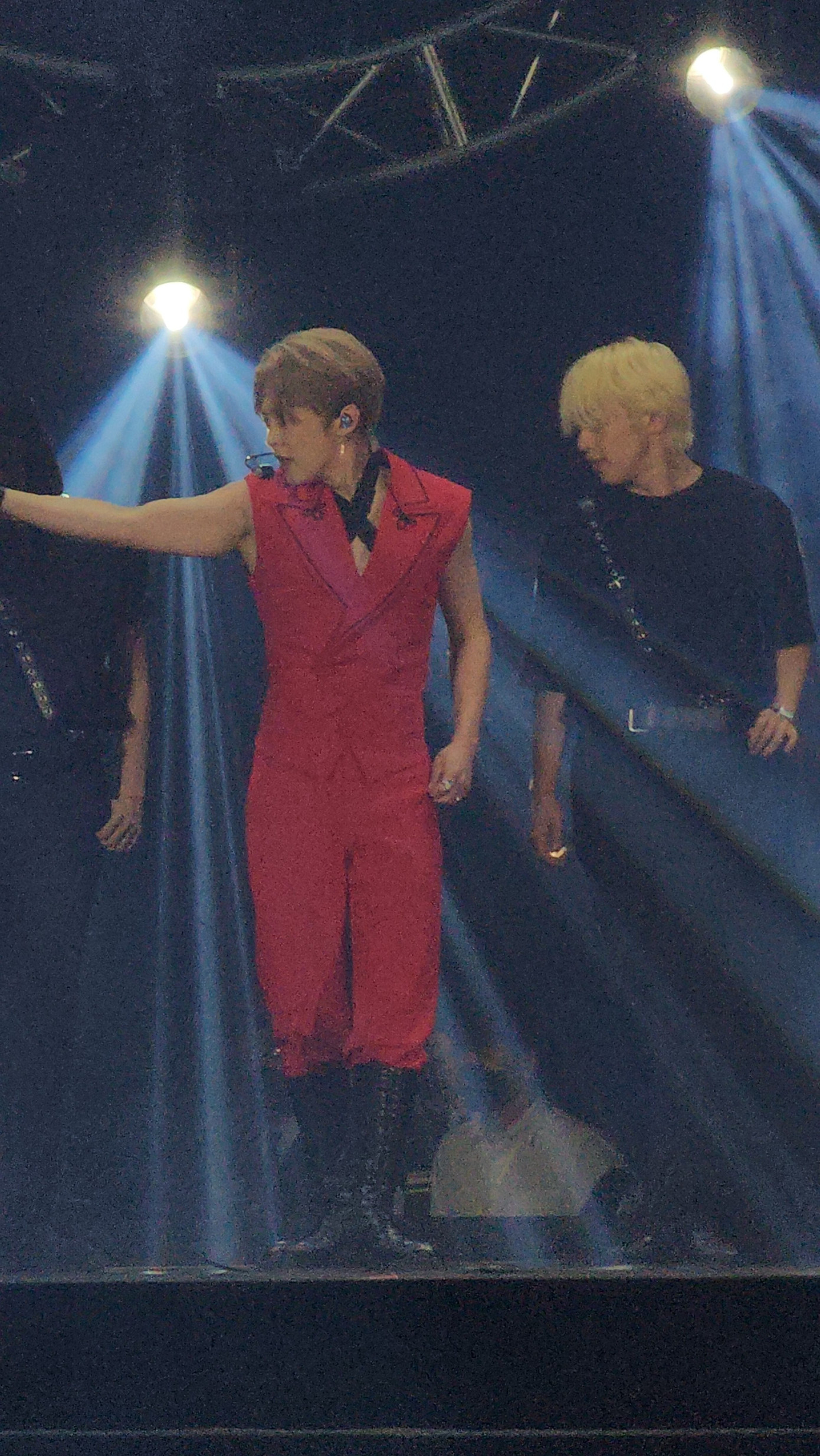 Anh cả EXO diện chiếc áo được cắt làm lộ phần bắp tay săn chắc. Anh cả EXO diện chiếc áo được cắt làm lộ phần bắp tay săn chắc.