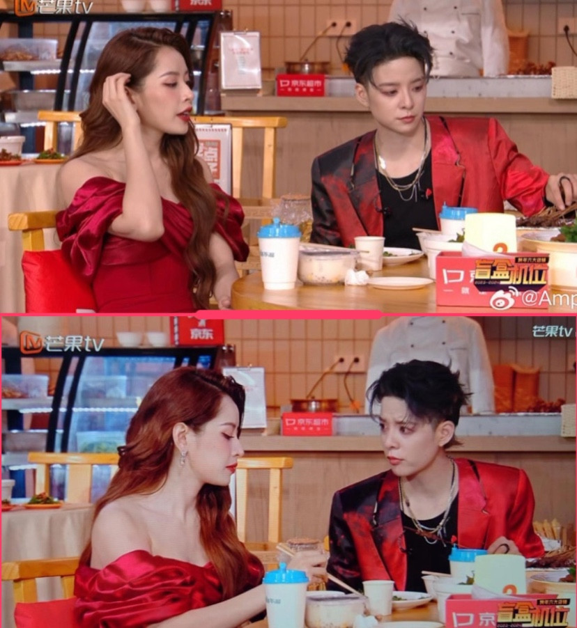 Không chỉ cùng hát ca khúc mở màn, Amber và Chi Pu còn được xếp ngồi cạnh nhau.