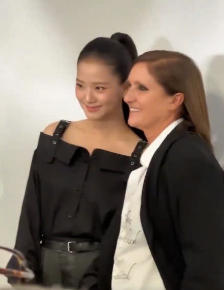 Jisoo chung khung hình với Giám đốc sáng tạo Maria Grazia, sự đón tiếp nồng nhiệt của ban lãnh đạo Dior cho thấy đãi ngộ đặc biệt dành cho nàng đại sứ của mình.