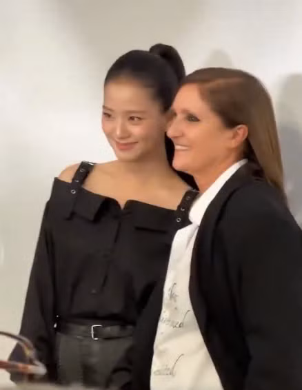 Jisoo chung khung hình với Giám đốc sáng tạo Maria Grazia, sự đón tiếp nồng nhiệt của ban lãnh đạo Dior cho thấy đãi ngộ đặc biệt dành cho nàng đại sứ của mình. Jisoo chung khung hình với Giám đốc sáng tạo Maria Grazia, sự đón tiếp nồng nhiệt của ban lãnh đạo Dior cho thấy đãi ngộ đặc biệt dành cho nàng đại sứ của mình.
