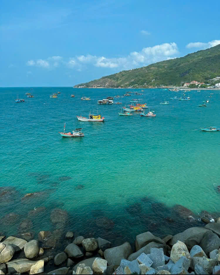 Biển tại đảo Hòn Sơn xanh ngọc, đẹp mê ly chẳng thua Maldives. - Ảnh: Instagram arthit.phan Biển tại đảo Hòn Sơn xanh ngọc, đẹp mê ly chẳng thua Maldives. - Ảnh: Instagram arthit.phan