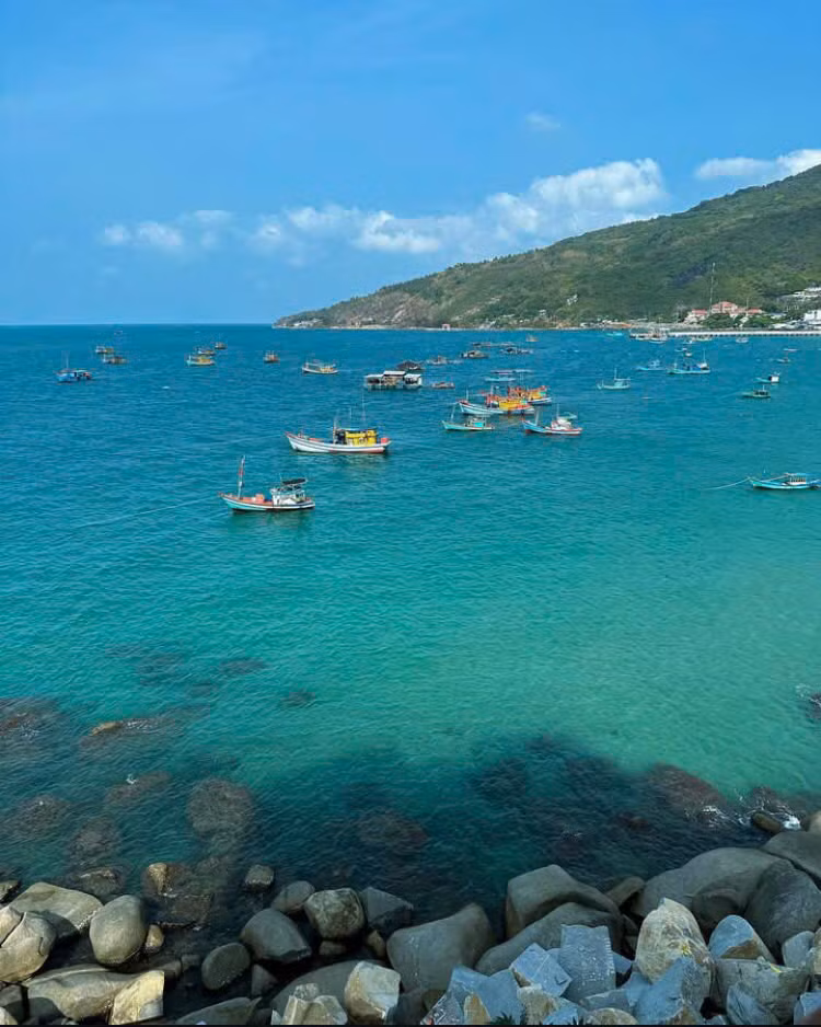 Biển tại đảo Hòn Sơn xanh ngọc, đẹp mê ly chẳng thua Maldives. - Ảnh: Instagram arthit.phan