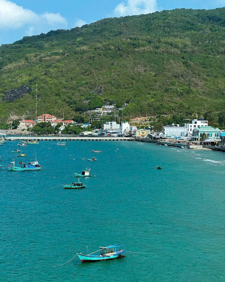 Biển tại đảo Hòn Sơn xanh ngọc, đẹp mê ly chẳng thua Maldives. - Ảnh: Instagram arthit.phan Biển tại đảo Hòn Sơn xanh ngọc, đẹp mê ly chẳng thua Maldives. - Ảnh: Instagram arthit.phan