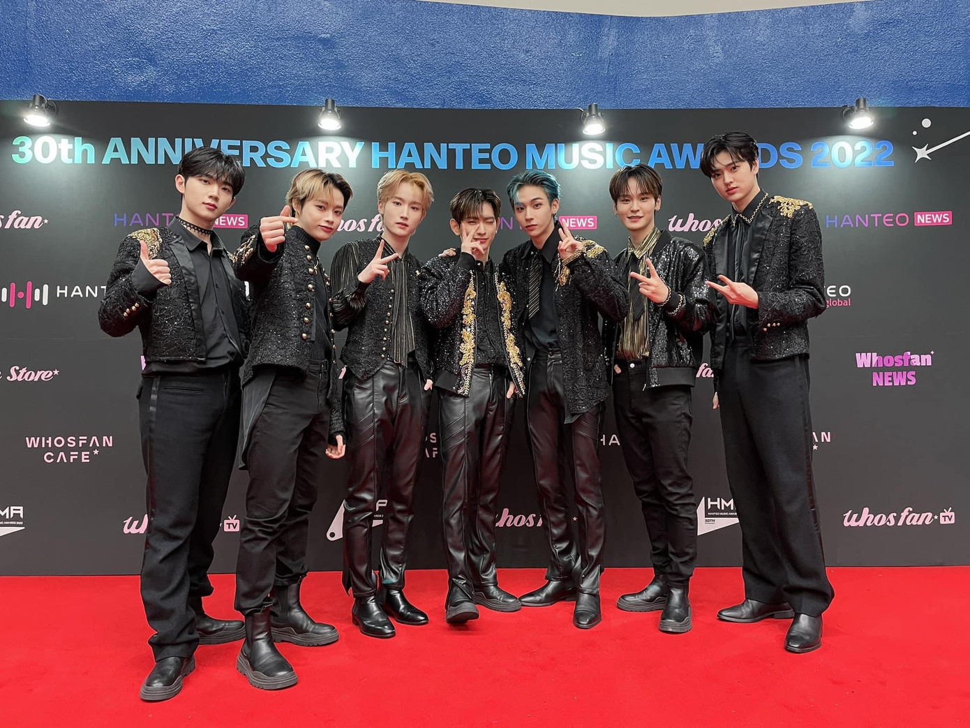 Các chàng trai hóa thành bảy “chú rồng đen” trong bộ vest lịch lãm.