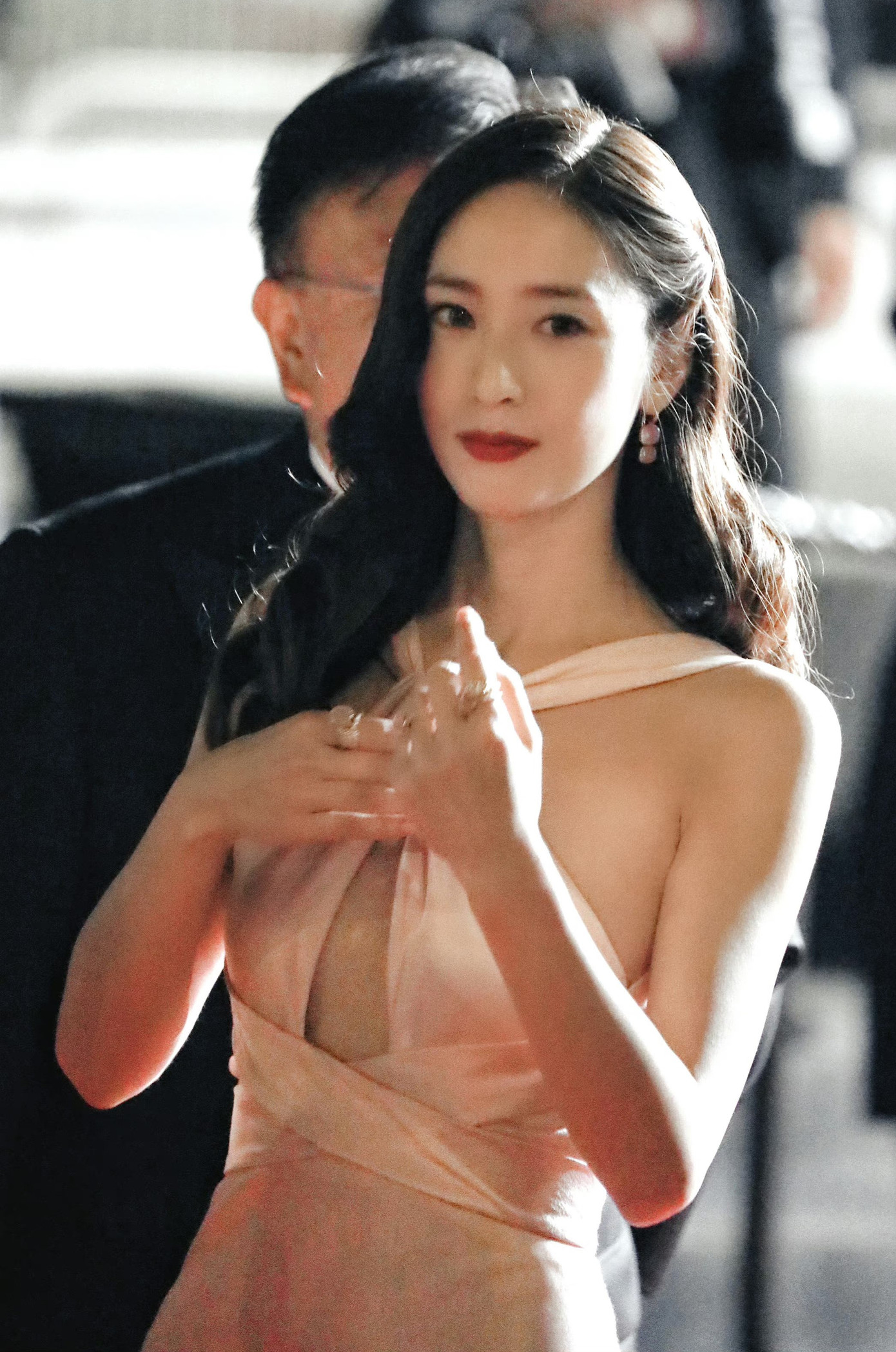 Khí chất lẫn ngoại hình sáng giúp Krystal nhận được nhiều lời khen từ cư dân mạng.