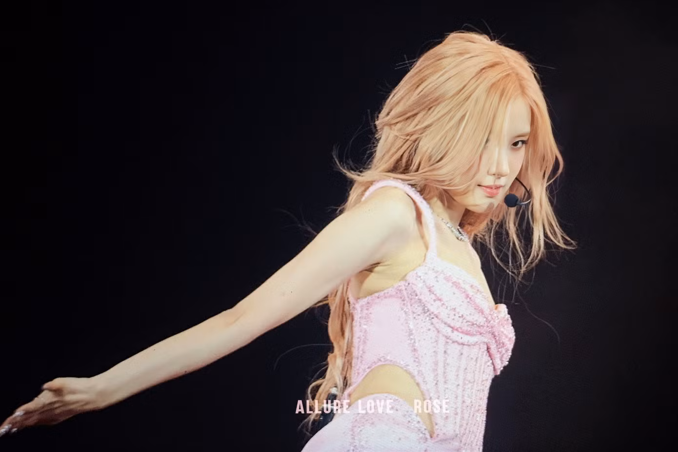 Rosé như công chúa bước ra từ thế giới cổ tích của Disney. - Ảnh: allurelove_rose