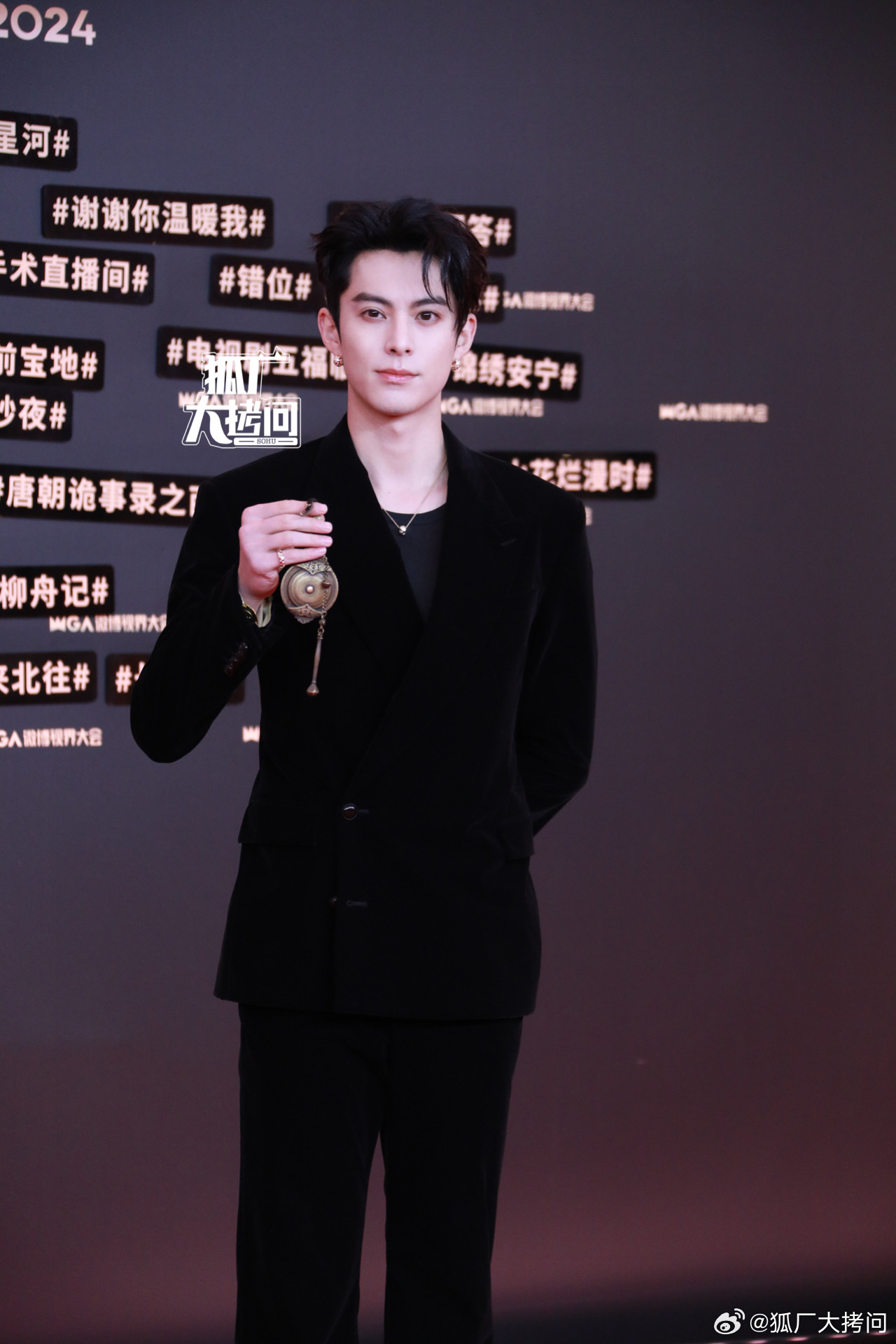 Vẻ điển trai cùng thần thái cuốn hút của Vương Hạc Đệ tại sự kiện. Vẻ điển trai cùng thần thái cuốn hút của Vương Hạc Đệ tại sự kiện.