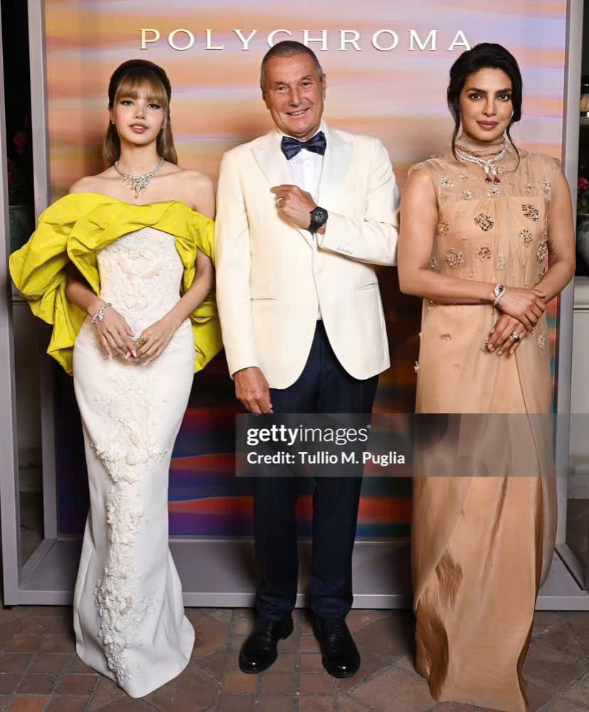 Lisa chụp ảnh cùng nàng hậu Priyanka Chopra và CEO BVLGARI - JC Babin. Lisa chụp ảnh cùng nàng hậu Priyanka Chopra và CEO BVLGARI - JC Babin.