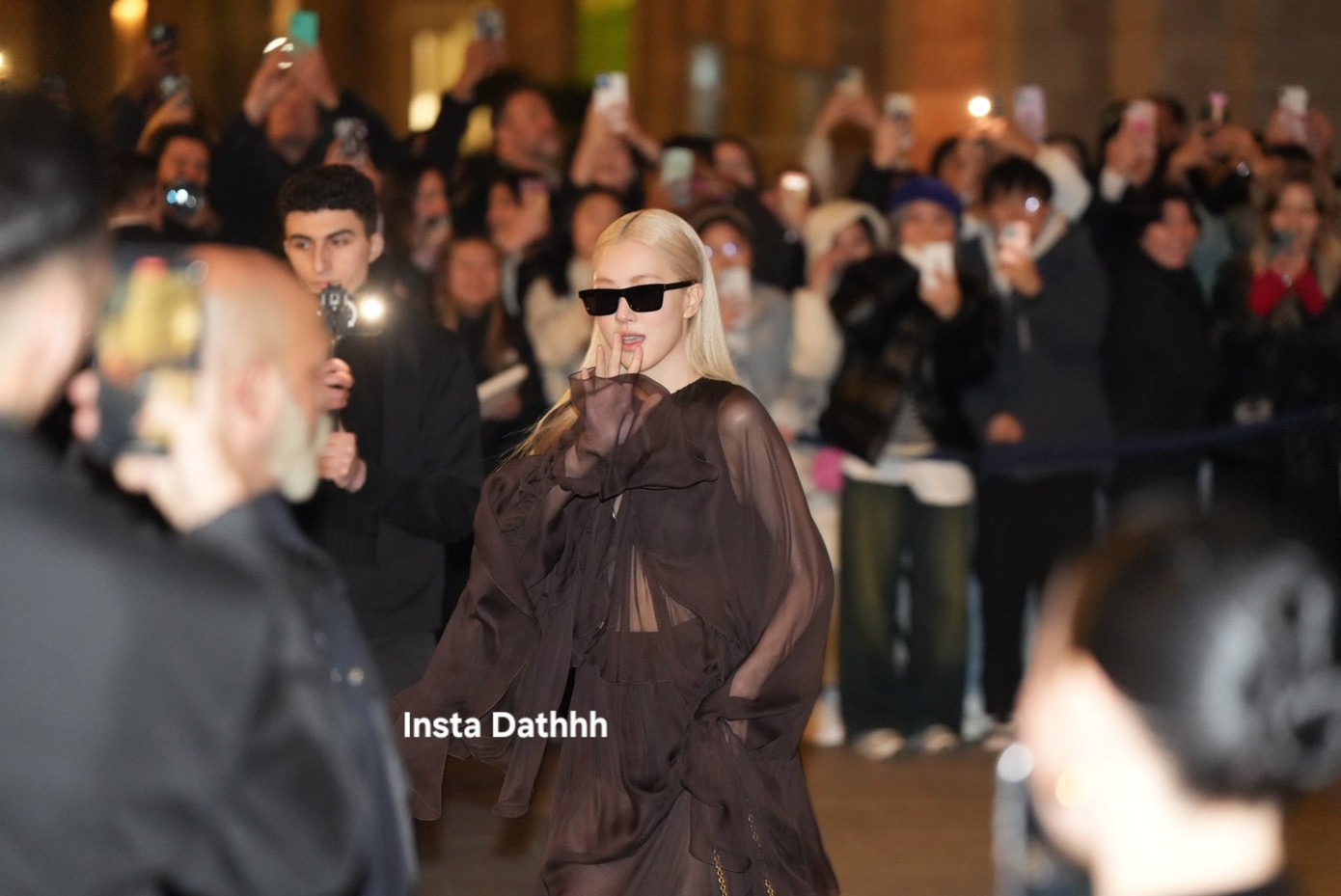 Rất đông người hâm mộ đã có mặt tại khách sạn để chờ đợi sự xuất hiện của giọng ca Gone. - Nguồn ảnh: Dathhh