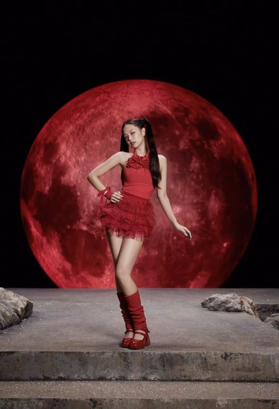 Tạo hình được ví như Thủy thủ Mặt Trăng của Jennie trong performance video.