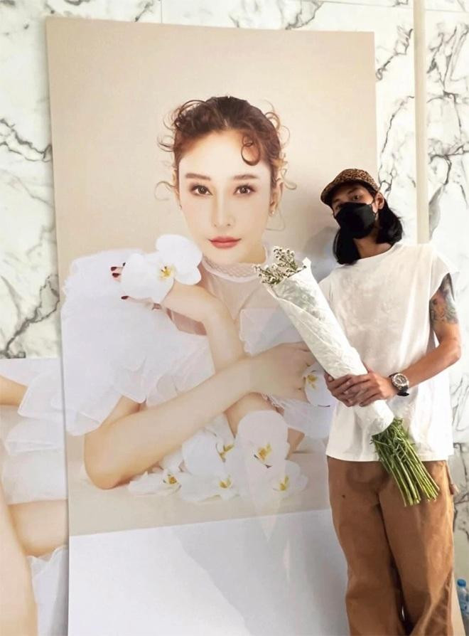 Trước đó, anh thường xuyên đăng tải những hình ảnh, dòng trạng thái thể hiện sự nhớ nhung nữ diễn viên quá cố. Trước đó, anh thường xuyên đăng tải những hình ảnh, dòng trạng thái thể hiện sự nhớ nhung nữ diễn viên quá cố.