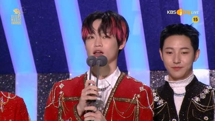 Chenle với mái tóc đen móc light đỏ ở phần mái tại SMA 2022. Chenle với mái tóc đen móc light đỏ ở phần mái tại SMA 2022.