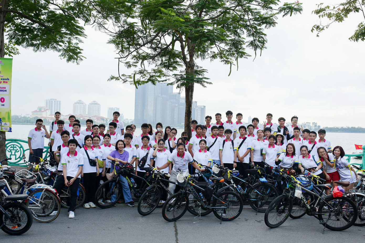 Học sinh khối 11 hoàn thành tốt nhiệm vụ tại Ngày hội đạp xe hành trình xanh &quot;Sắc sen Tây Hồ&quot; (Ảnh: Page trường THPT Phạm Hồng Thái).