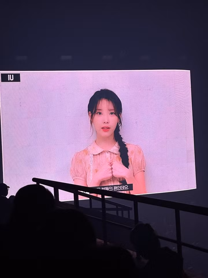 2 ngôi sao hàng đầu K-Pop cùng thời với 2NE1 là IU và G-Dragon gửi video chúc mừng tới các cô gái. 2 ngôi sao hàng đầu K-Pop cùng thời với 2NE1 là IU và G-Dragon gửi video chúc mừng tới các cô gái.