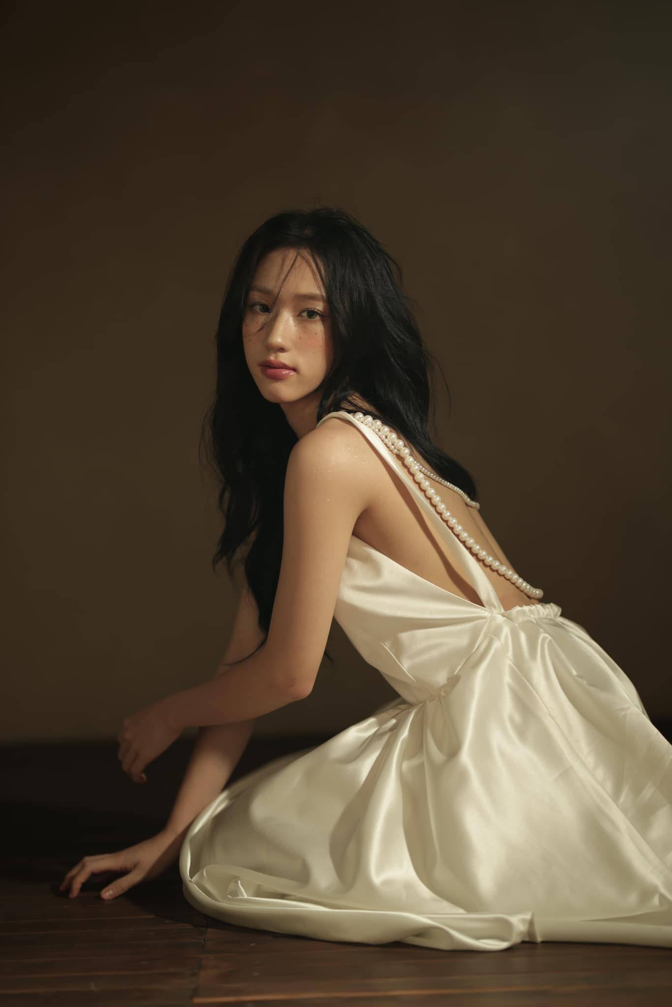 Linh Chi được cư dân mạng tán dương bằng nhiều mỹ từ như &quot;thiên thần sân băng&quot;, &quot;thiên nga đen&quot;, &quot;tiểu mỹ nhân làng trượt băng&quot;...