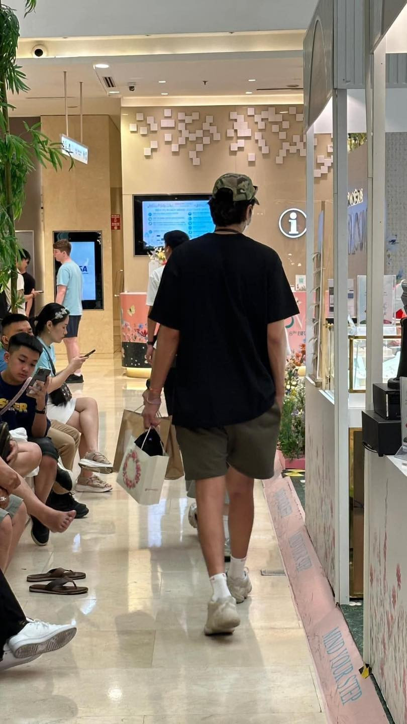 Lee Kwang Soo thoải mái đi dạo trong trung tâm thương mại với outfit đơn giản gồm áo phông đen và quần đùi xanh rêu đậm. Dù chụp vội nhưng chiều cao vượt trội của anh vẫn khiến dân tình không khỏi cảm thán.