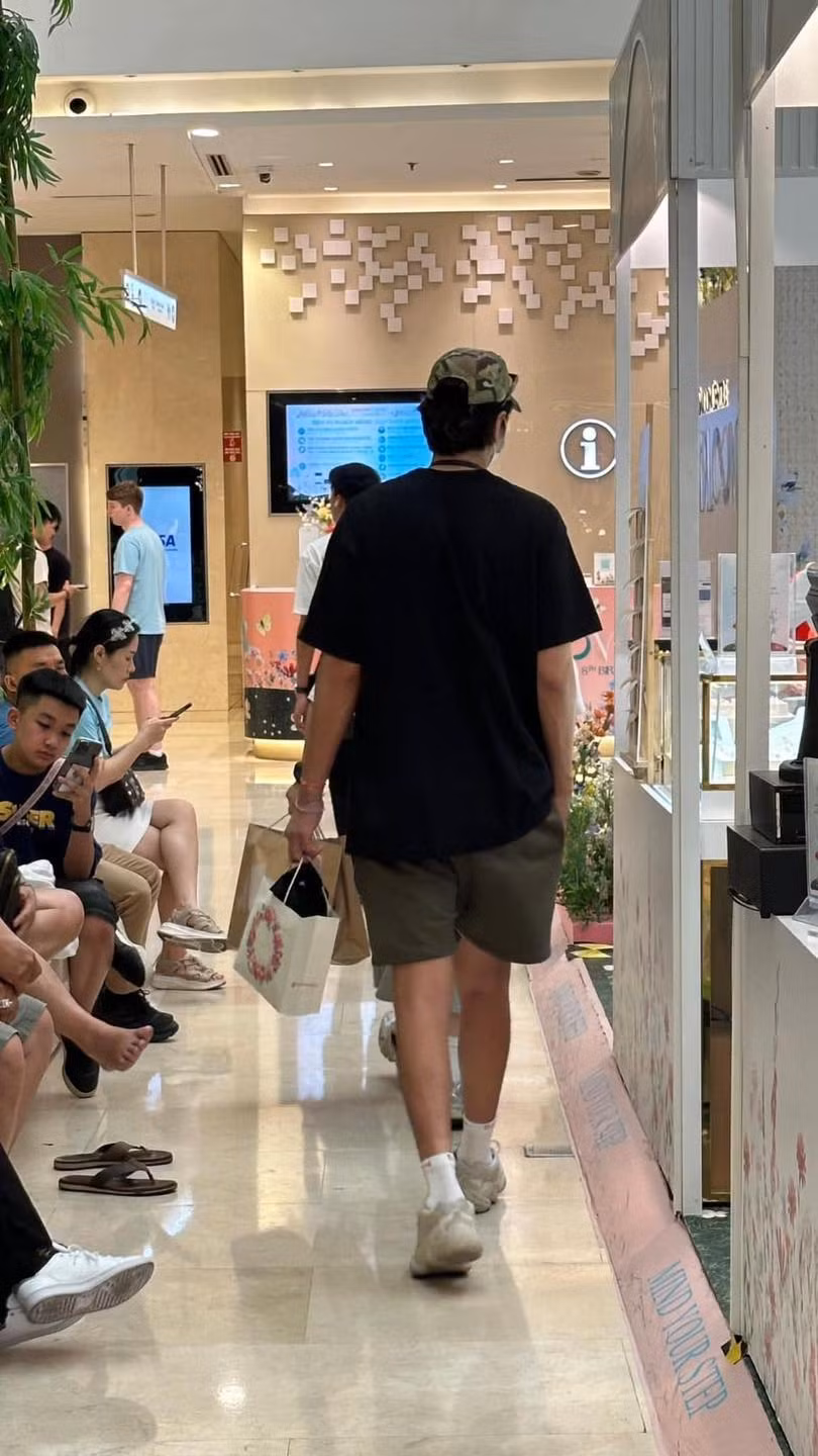 Lee Kwang Soo thoải mái đi dạo trong trung tâm thương mại với outfit đơn giản gồm áo phông đen và quần đùi xanh rêu đậm. Dù chụp vội nhưng chiều cao vượt trội của anh vẫn khiến dân tình không khỏi cảm thán.