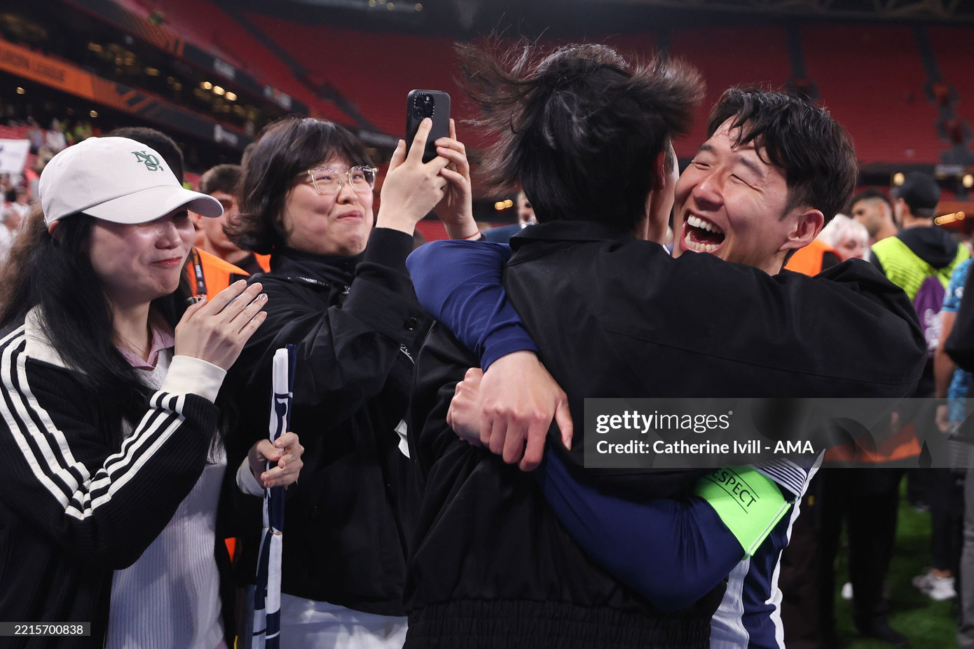 Cả hai trao nhau cái ôm thật chặt. Cả hai trao nhau cái ôm thật chặt.