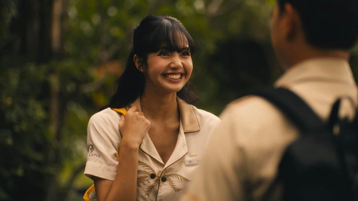 Lisa đã lặng lẽ đi casting và đăng ký một lớp diễn xuất trước khi vào đoàn phim The White Lotus. Lisa đã lặng lẽ đi casting và đăng ký một lớp diễn xuất trước khi vào đoàn phim The White Lotus.