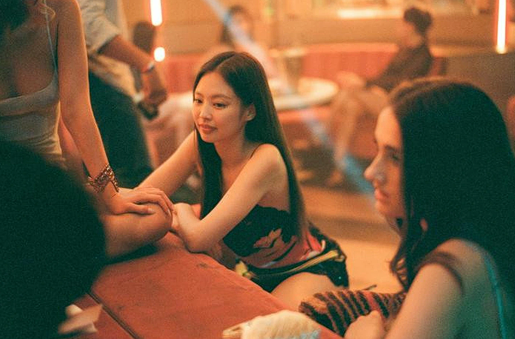 Vai diễn đầu tay của Jennie là vai phụ, nhưng kịch bản kém tinh tế của The Idol bị cho là lựa chọn sai lầm của cả cô lẫn dàn diễn viên. Vai diễn đầu tay của Jennie là vai phụ, nhưng kịch bản kém tinh tế của The Idol bị cho là lựa chọn sai lầm của cả cô lẫn dàn diễn viên.