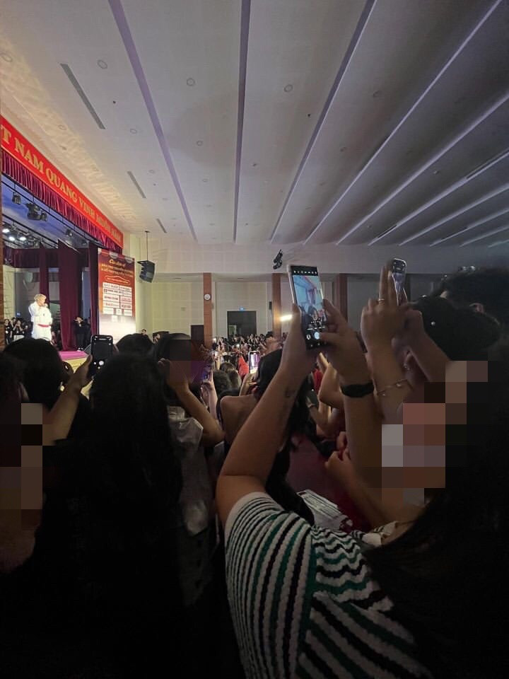Tình trạng chen hàng, xô đẩy của một bộ phận fan khi xem biểu diễn khiến nhiều sinh viên của trường bức xúc.