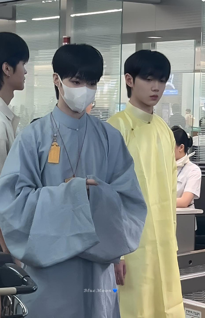 Hình ảnh diện trang phục truyền thống Việt Nam của Hanbin và Hyeongseop ở sân bay. Hình ảnh diện trang phục truyền thống Việt Nam của Hanbin và Hyeongseop ở sân bay.