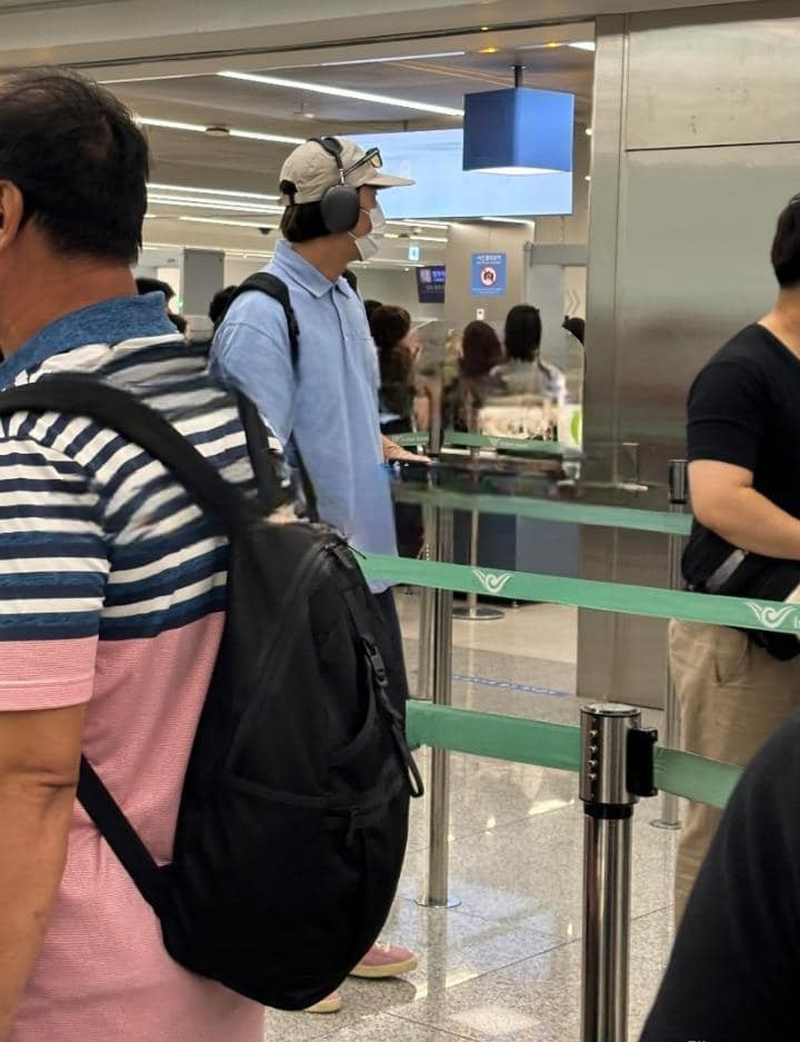 Các fan bắt gặp Lee Kwang Soo tại sân bay Hàn Quốc khi anh chàng chuẩn bị sang Việt Nam.