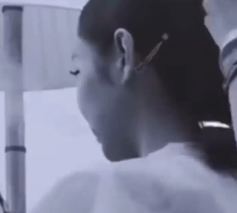 Hiện tại, đoạn có cảnh quay tranh cãi đã được cắt khỏi vlog của Jennie. Hiện tại, đoạn có cảnh quay tranh cãi đã được cắt khỏi vlog của Jennie.