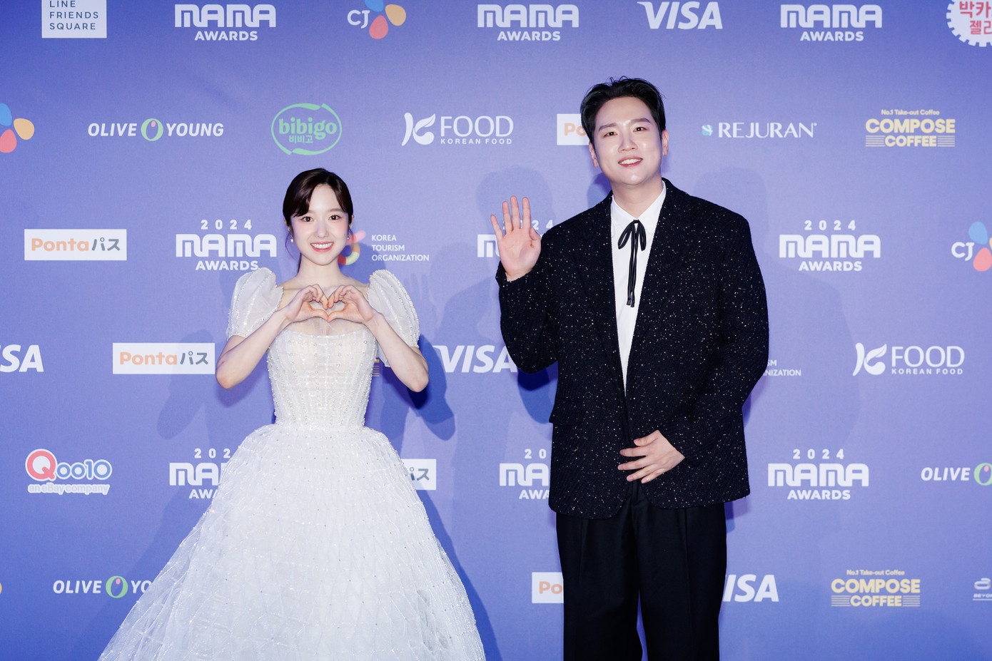 Phát thanh viên Lee Hye Sung và nam rapper Hanhae cùng xuất hiện trên thảm đỏ. Phát thanh viên Lee Hye Sung và nam rapper Hanhae cùng xuất hiện trên thảm đỏ.