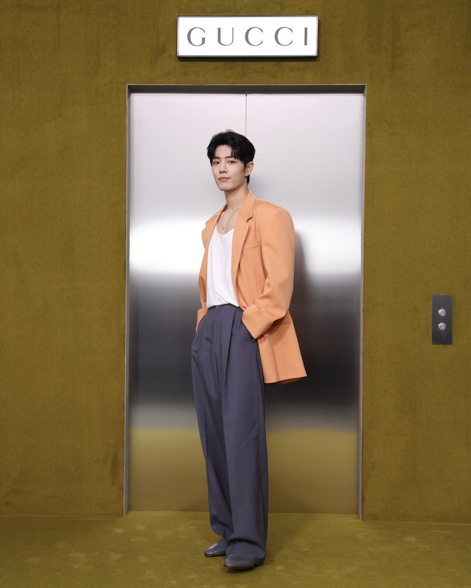 Tiêu Chiến vừa phóng khoáng vừa mang chút ngọt ngào khi diện trang phục thuộc bộ sưu tập Thu Đông 2023 của nhà mốt Gucci. Tiêu Chiến vừa phóng khoáng vừa mang chút ngọt ngào khi diện trang phục thuộc bộ sưu tập Thu Đông 2023 của nhà mốt Gucci.