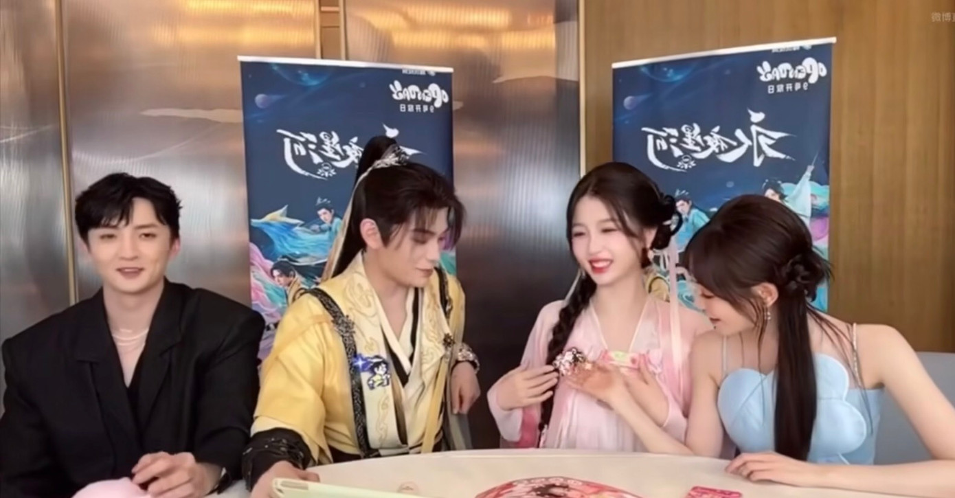 Cnet rủ nhau "đẩy thuyền" cực mạnh sau khi Đinh Vũ Hề chia sẻ anh dành 3 tiếng đồng hồ để ghép mô hình hạt nhựa tặng cô bạn. Cnet rủ nhau "đẩy thuyền" cực mạnh sau khi Đinh Vũ Hề chia sẻ anh dành 3 tiếng đồng hồ để ghép mô hình hạt nhựa tặng cô bạn.