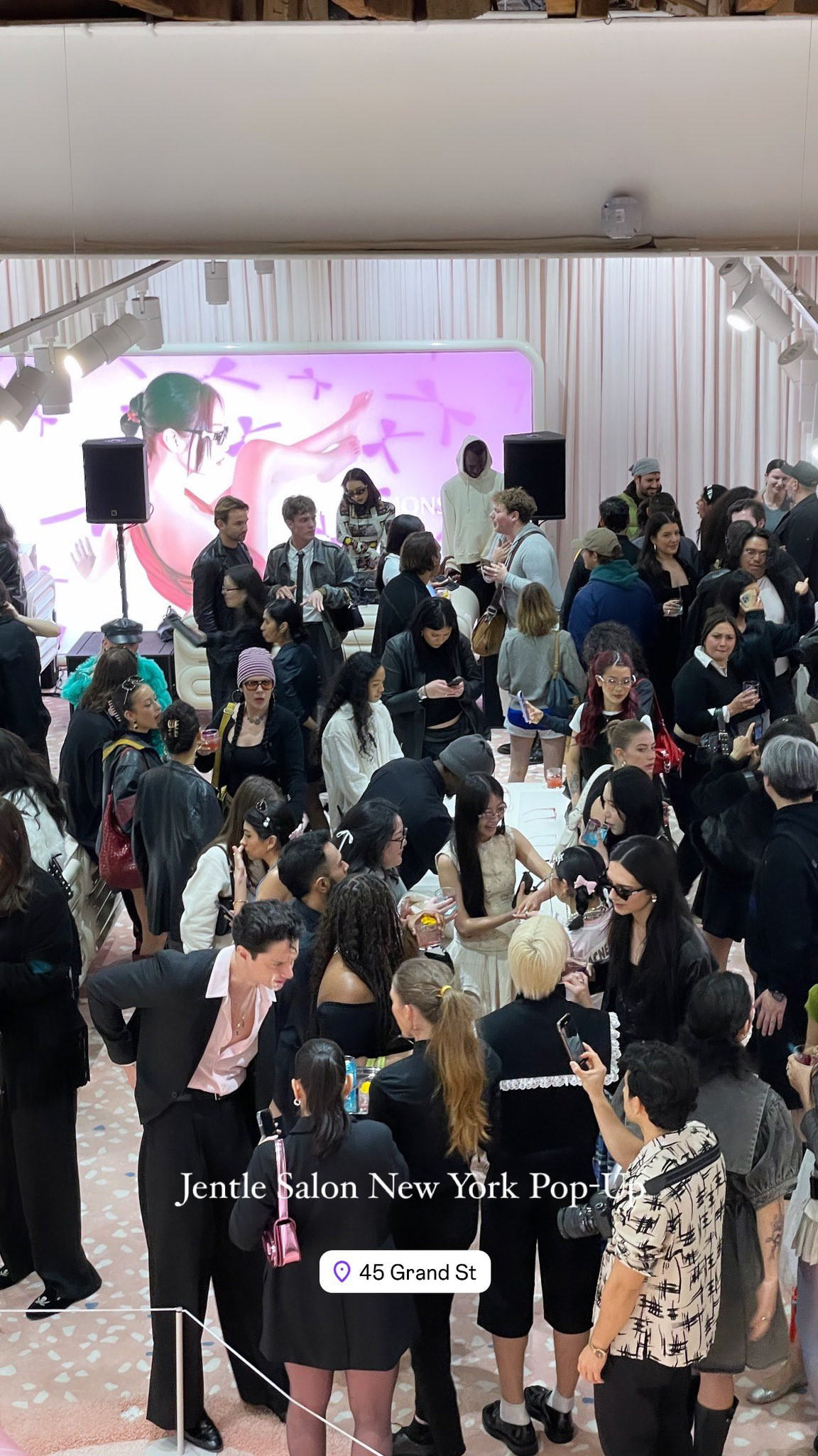 Cửa hàng pop-up tại New York thu hút sự chú ý của truyền thông, bên cạnh các ngôi sao nổi tiếng, KOL và influencer cũng có mặt.