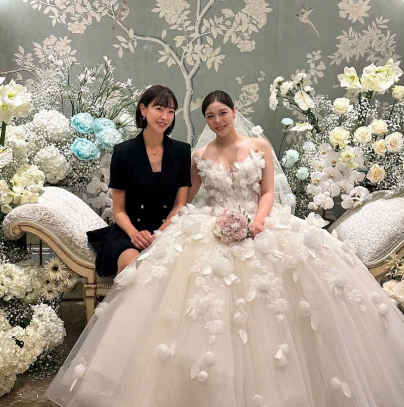 Ailee tươi tắn chụp ảnh cùng các khách mời. Ailee tươi tắn chụp ảnh cùng các khách mời.