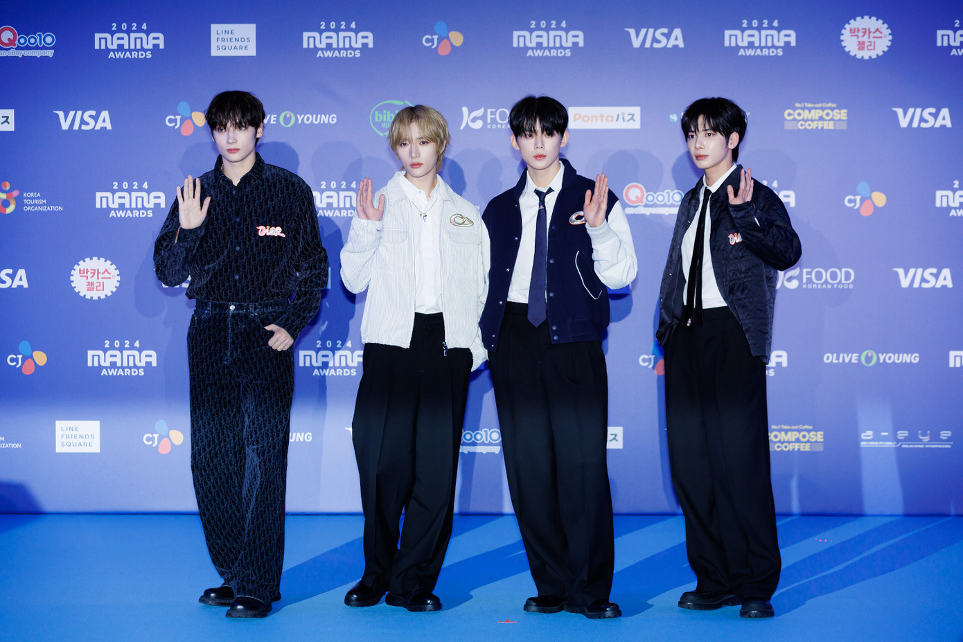 Một đại diện khác của nhà HYPE là TXT xuất hiện với đội hình 4 thành viên, trưởng nhóm Soobin vắng mặt vì lý do sức khỏe. Một đại diện khác của nhà HYPE là TXT xuất hiện với đội hình 4 thành viên, trưởng nhóm Soobin vắng mặt vì lý do sức khỏe.