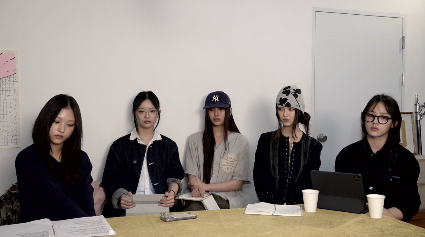 Các cô gái dùng tài khoản không liên kết với tài khoản chính thức của công ty. Các cô gái dùng tài khoản không liên kết với tài khoản chính thức của công ty.